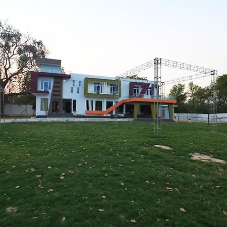 โอโย 30897 ศรีศยม ลอว์น แอนด์ รีสอร์ต Hotel Sitapur  ภายนอก รูปภาพ