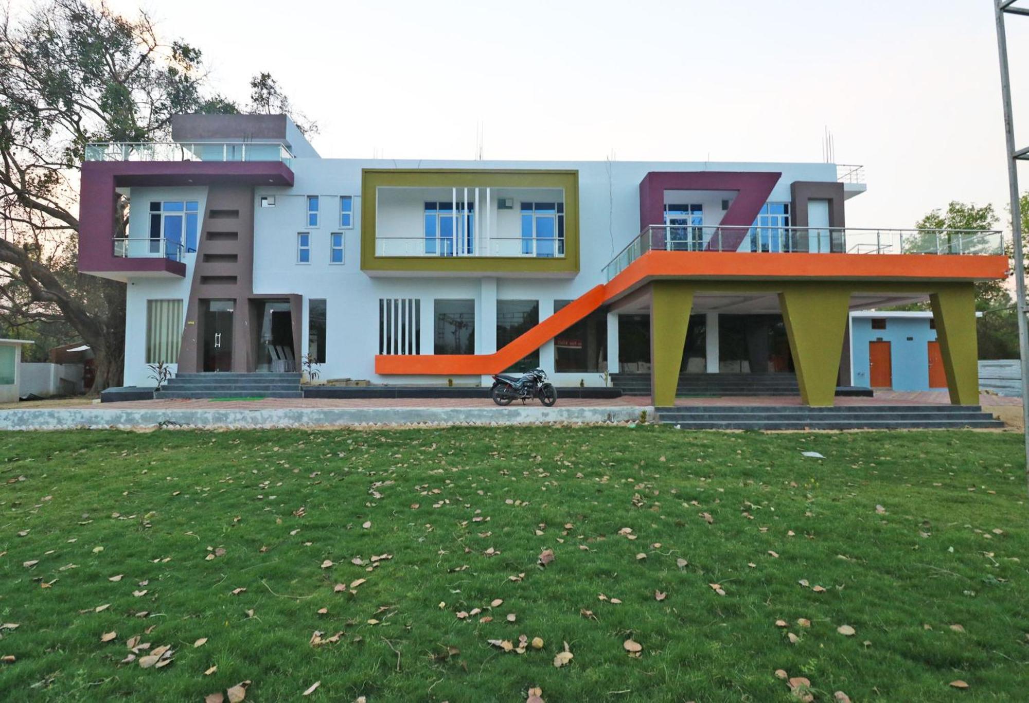 โอโย 30897 ศรีศยม ลอว์น แอนด์ รีสอร์ต Hotel Sitapur  ภายนอก รูปภาพ