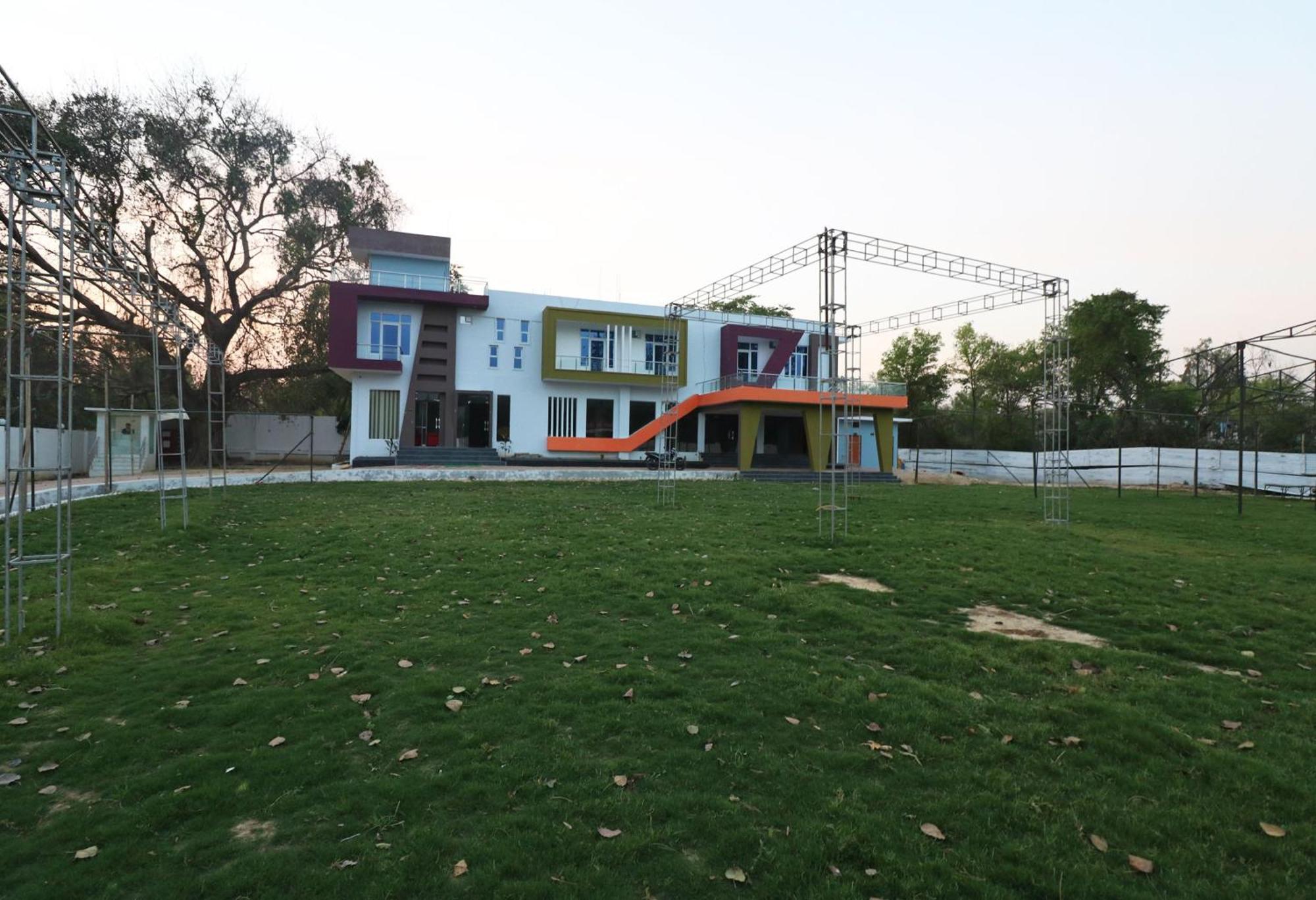 โอโย 30897 ศรีศยม ลอว์น แอนด์ รีสอร์ต Hotel Sitapur  ภายนอก รูปภาพ